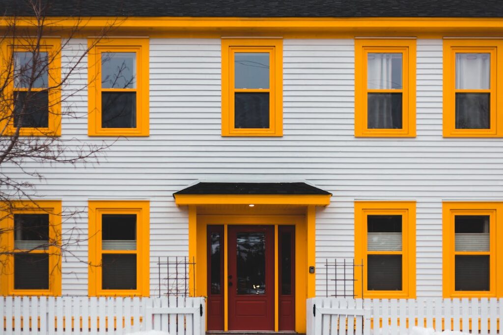 cat rumah warna kuning tampak depan