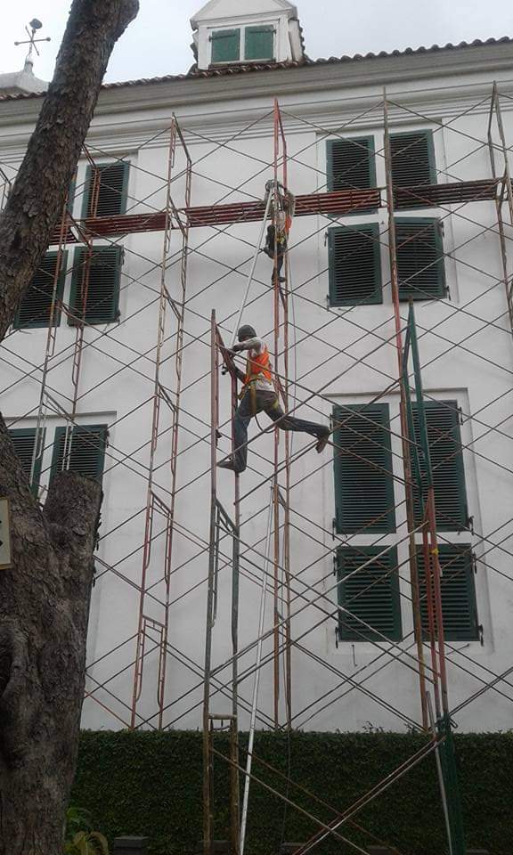 Pengecatan gedung tinggi