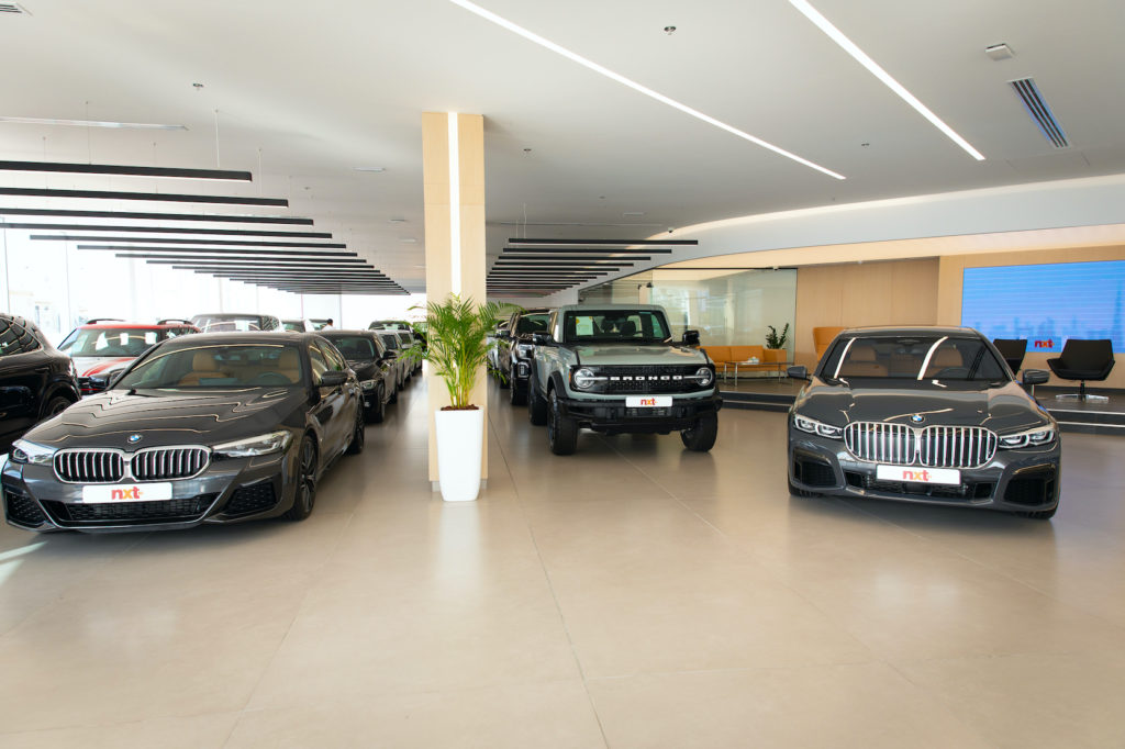 pengecatan showroom mobil mewah